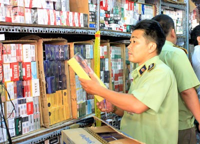 Market management officials inspect a cigarette shop in Tran Quoc Toan Street, District 3, HCMC (Photo: SGGP) Market management officials inspect a cigarette shop in Tran Quoc Toan Street, District 3, HCMC (Photo: SGGP)